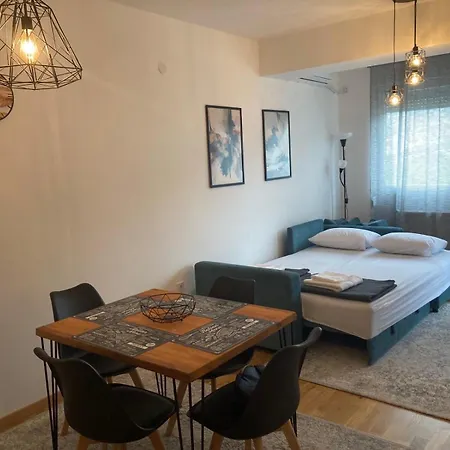 Apartment New With Parking Garage *